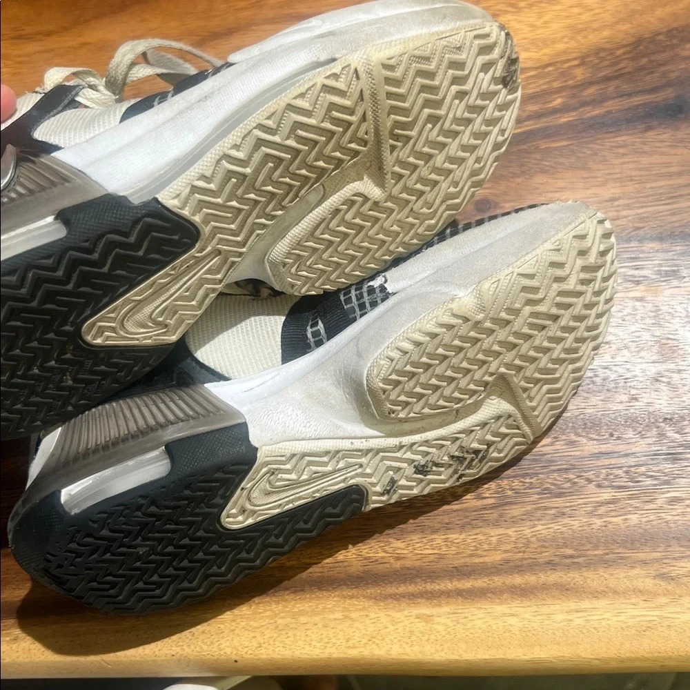 NIKE Lebron Witness 7 - Youth 5 Basketball Shoes - DQ8650-100 - Used